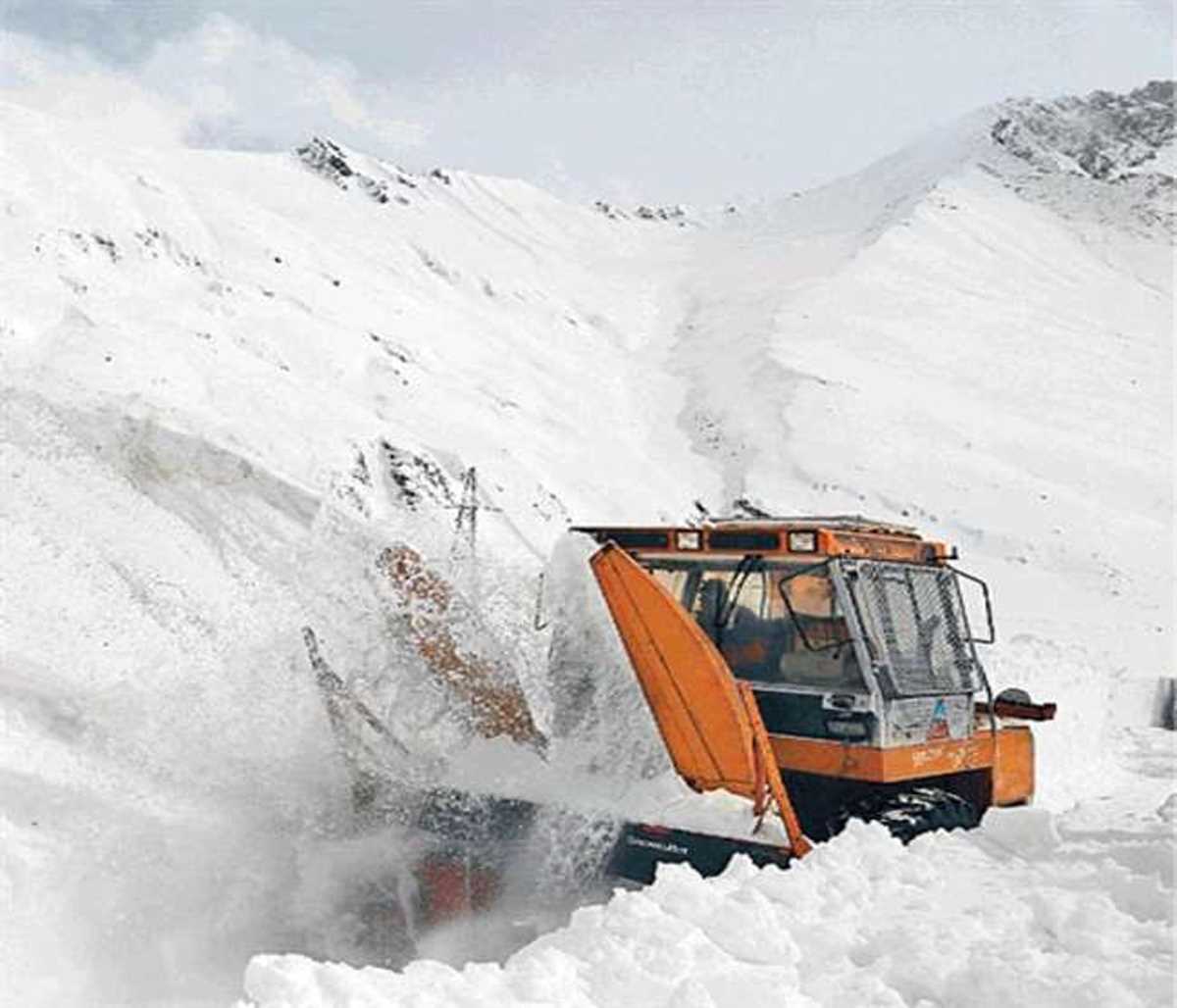 श्रीनगर-लेह राजमार्ग को खोलने बर्फ हटाने का कार्य आरंभ श्रीनगर-लेह राजमार्ग को खोलने बर्फ हटाने का कार्य आरंभ